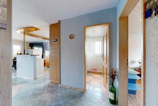 halle / korridor mit inside property, light floor, tile floor, fliesenboden, und textured wall
