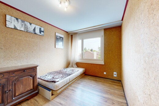 zimmer / schlafzimmer mit wood finish floor, holzfußboden, natürliches licht, inside property, und light floor