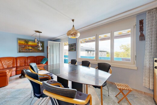 wohn- / esszimmer mit pendelleuchte, drywall, gipskartonwand, tile floor, und fliesenboden