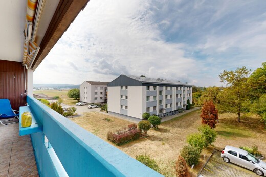 balkon mit balkon, view focus, from property, apartment complex view, und day time