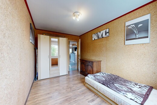zimmer / schlafzimmer mit wood finish floor, holzfußboden, inside property, und light floor