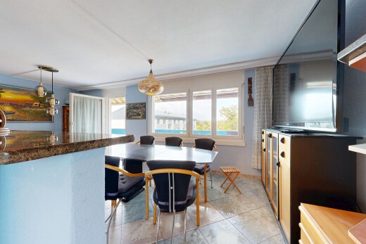 esszimmer mit pendelleuchte, fernseher, light floor, gipskartonwand, und drywall