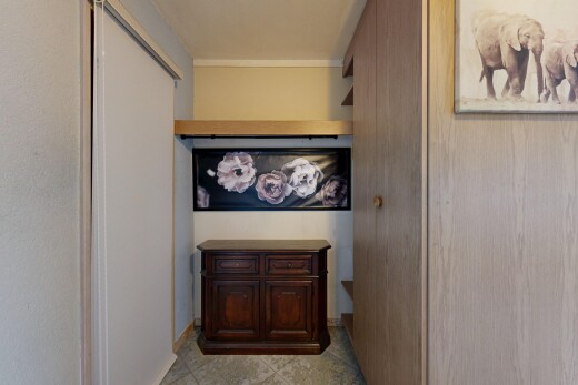 halle / korridor mit inside property und light floor