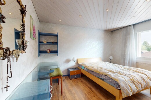 zimmer / schlafzimmer mit wood finish floor, holzfußboden, einbauleuchten, wood ceiling, und holzdecke