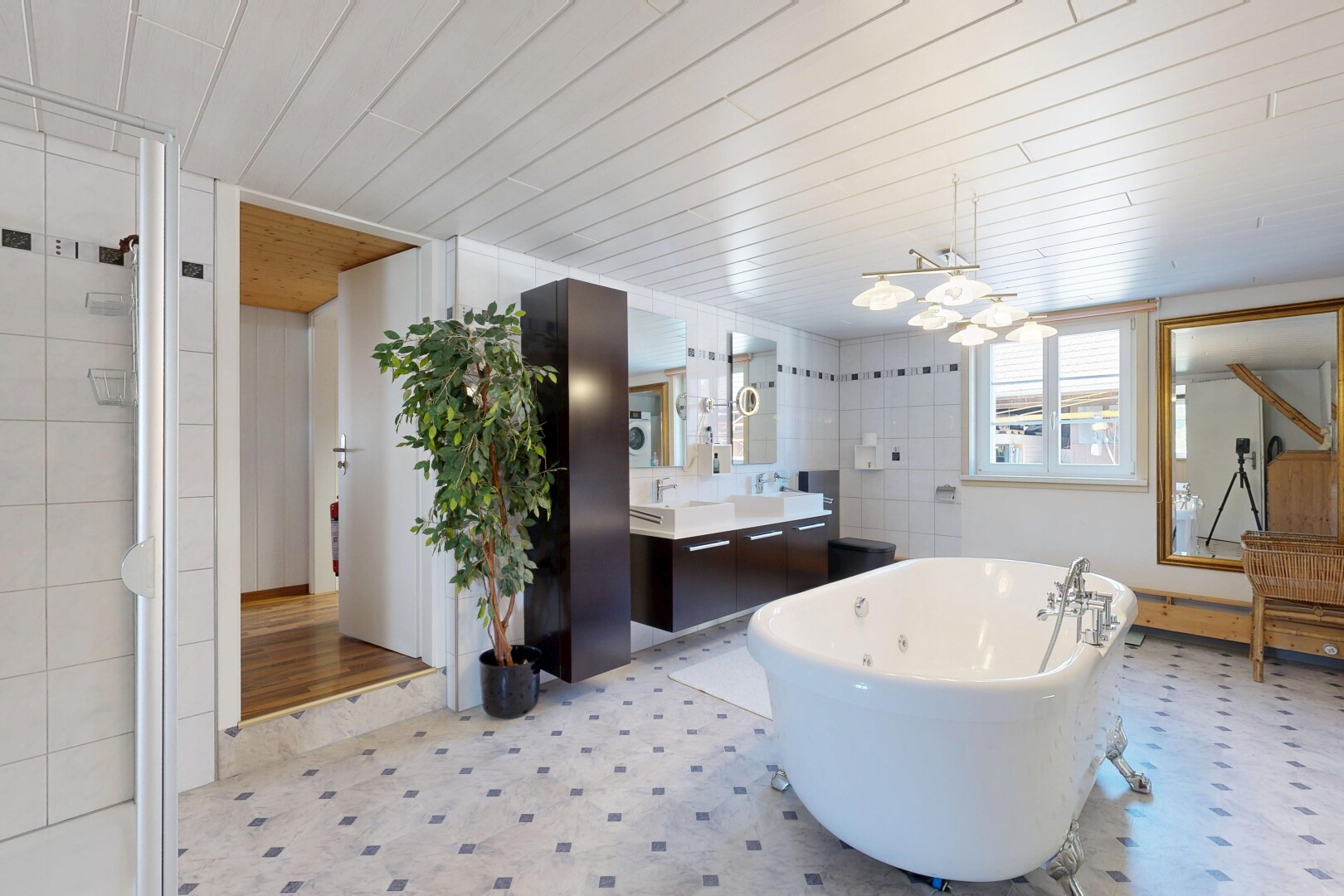 salle de bains avec miroir, salle de bain complète, bain, lavabo (ou coiffeuse selon le contexte), et vinyl floor