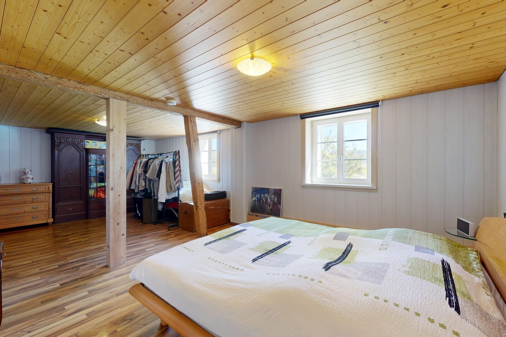 chambre avec wood finish floor, sol en finition bois, natural light, lumière naturelle, et inside property