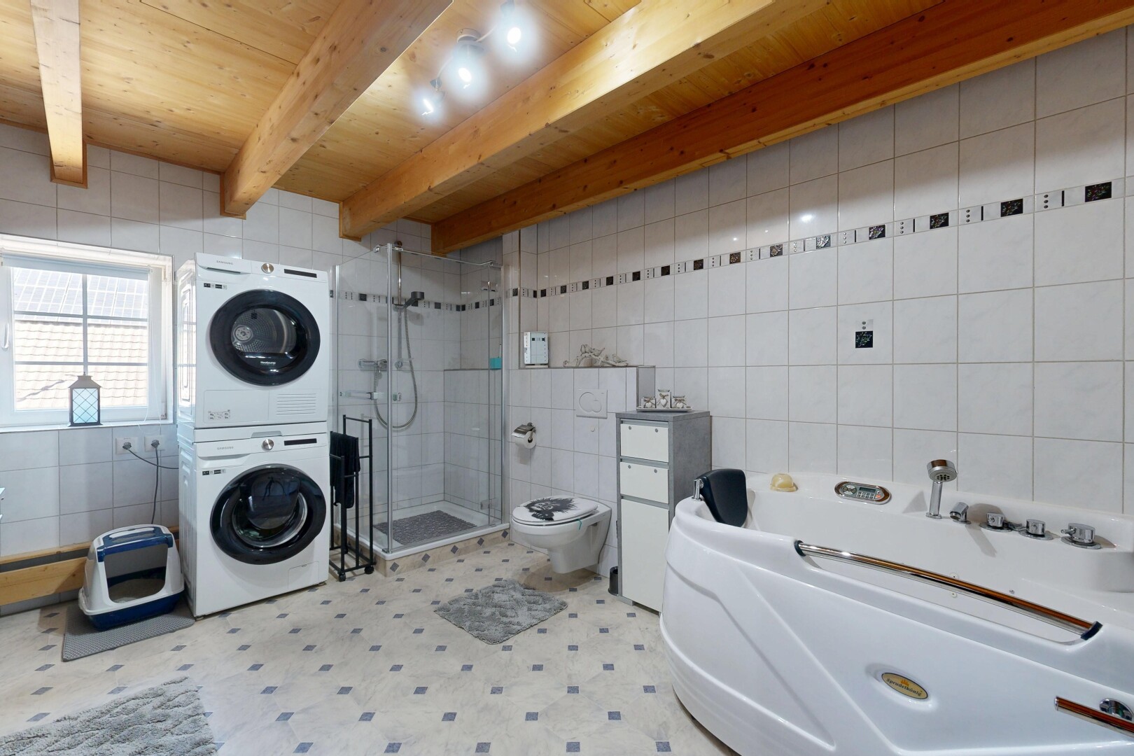 salle de bains avec mur en carrelage, tile wall, salle de bain complète, toilette, et sol en vinyle