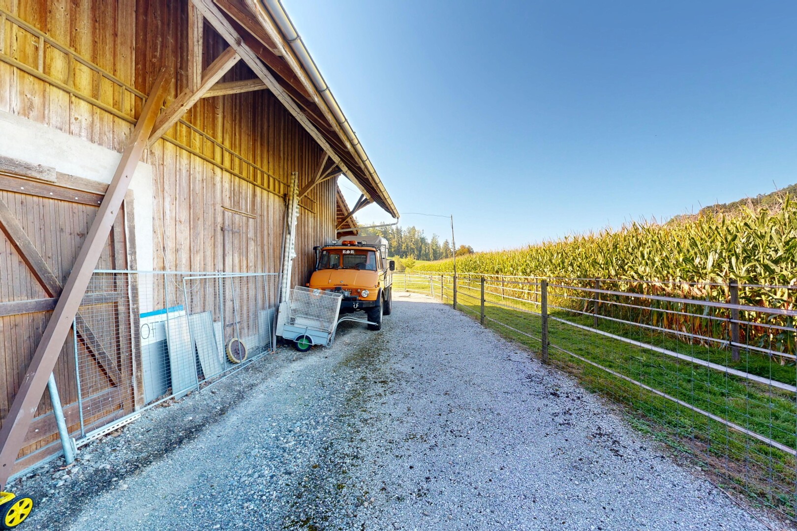 terrasse avec day time, property visible, clôture, rural view, et vue rurale