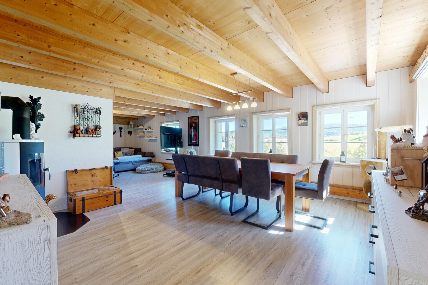 salle à manger avec lumière naturelle, natural light, plafond à poutres, beamed ceiling, et sol en finition bois
