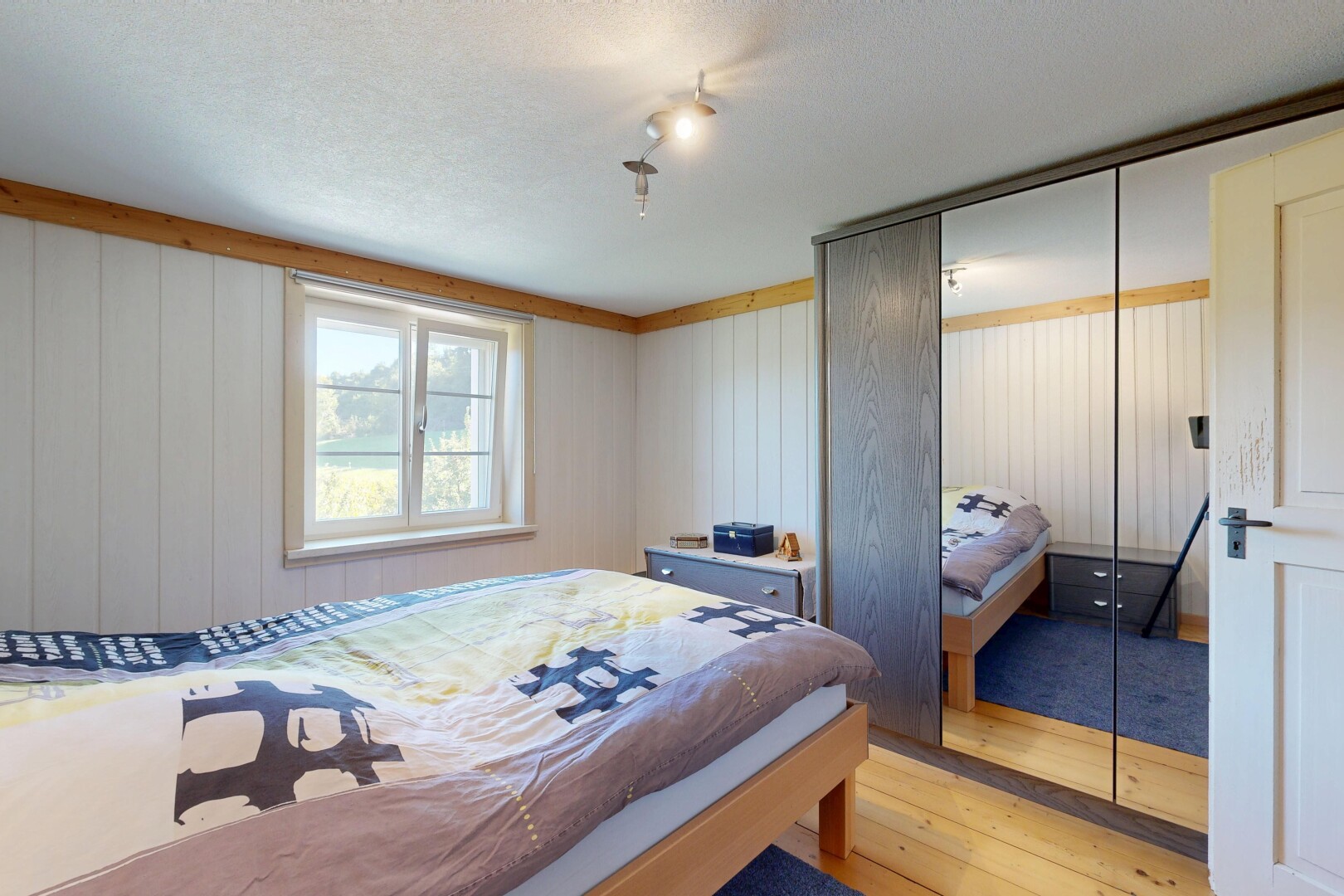 chambre avec sol en finition bois, wood finish floor, lumière naturelle, natural light, et inside property