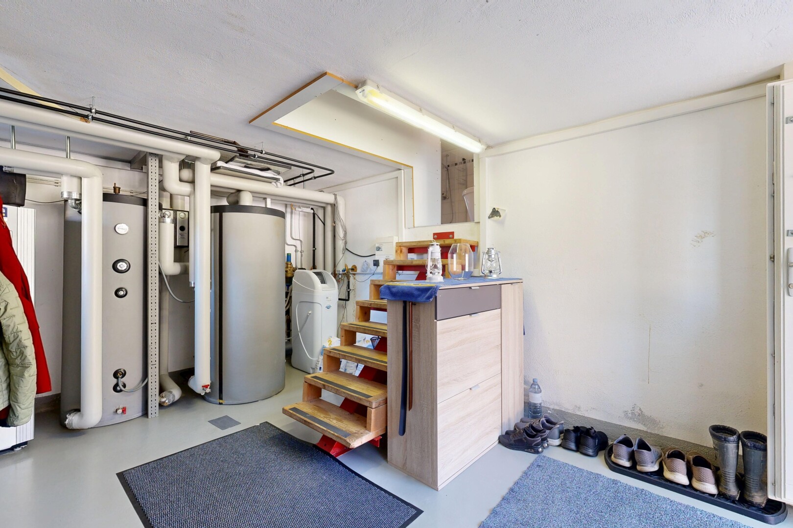 détails avec chauffe-eau, inside community, appliance, ceiling, et power working