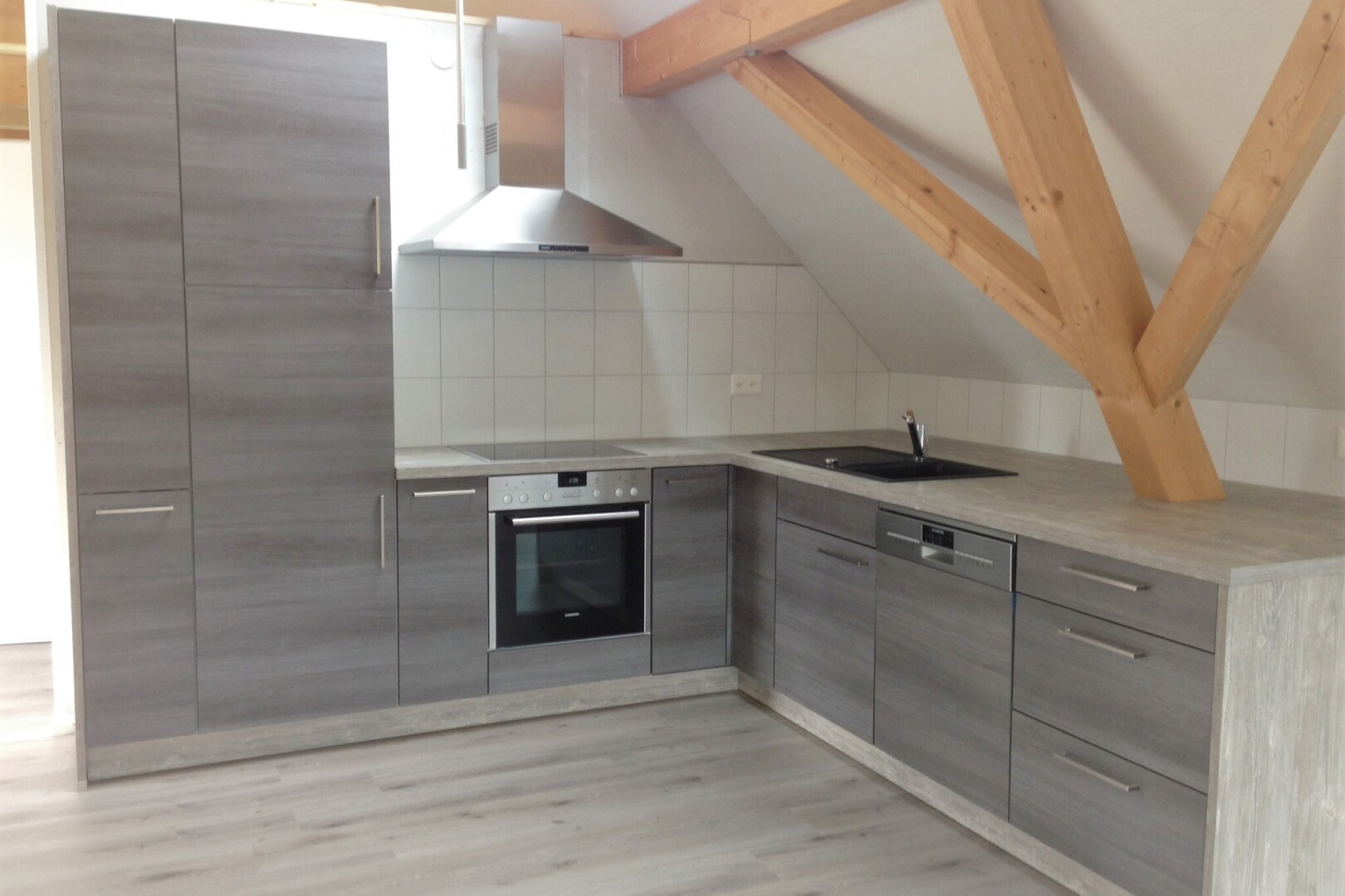 cuisine avec hotte, inside property, four, beamed ceiling, et plafond à poutres