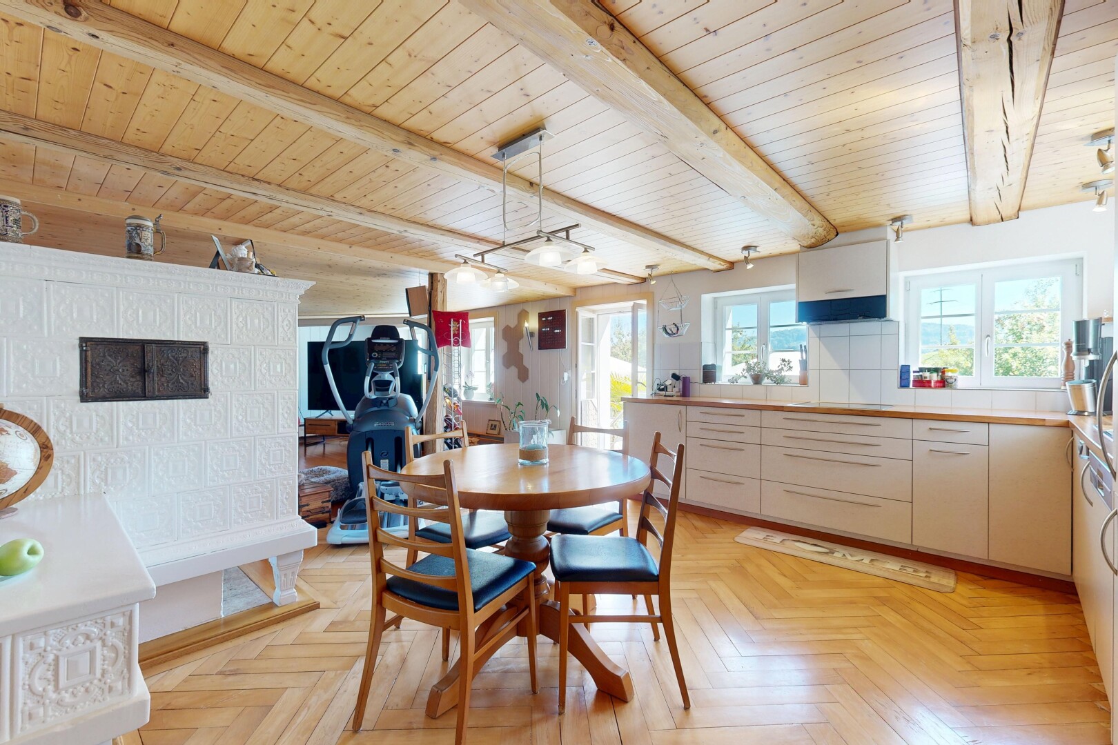 salle à manger avec natural light, lumière naturelle, inside property, beamed ceiling, et plafond à poutres