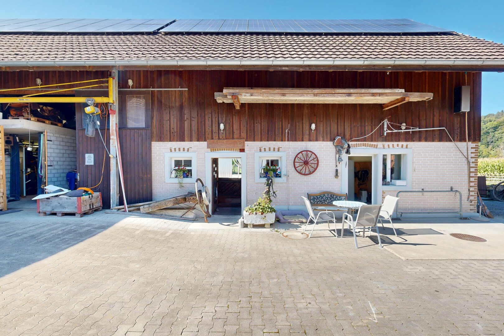 façade avec bardage vertical, panneaux solaires, day time, bardage en bois, et property visible