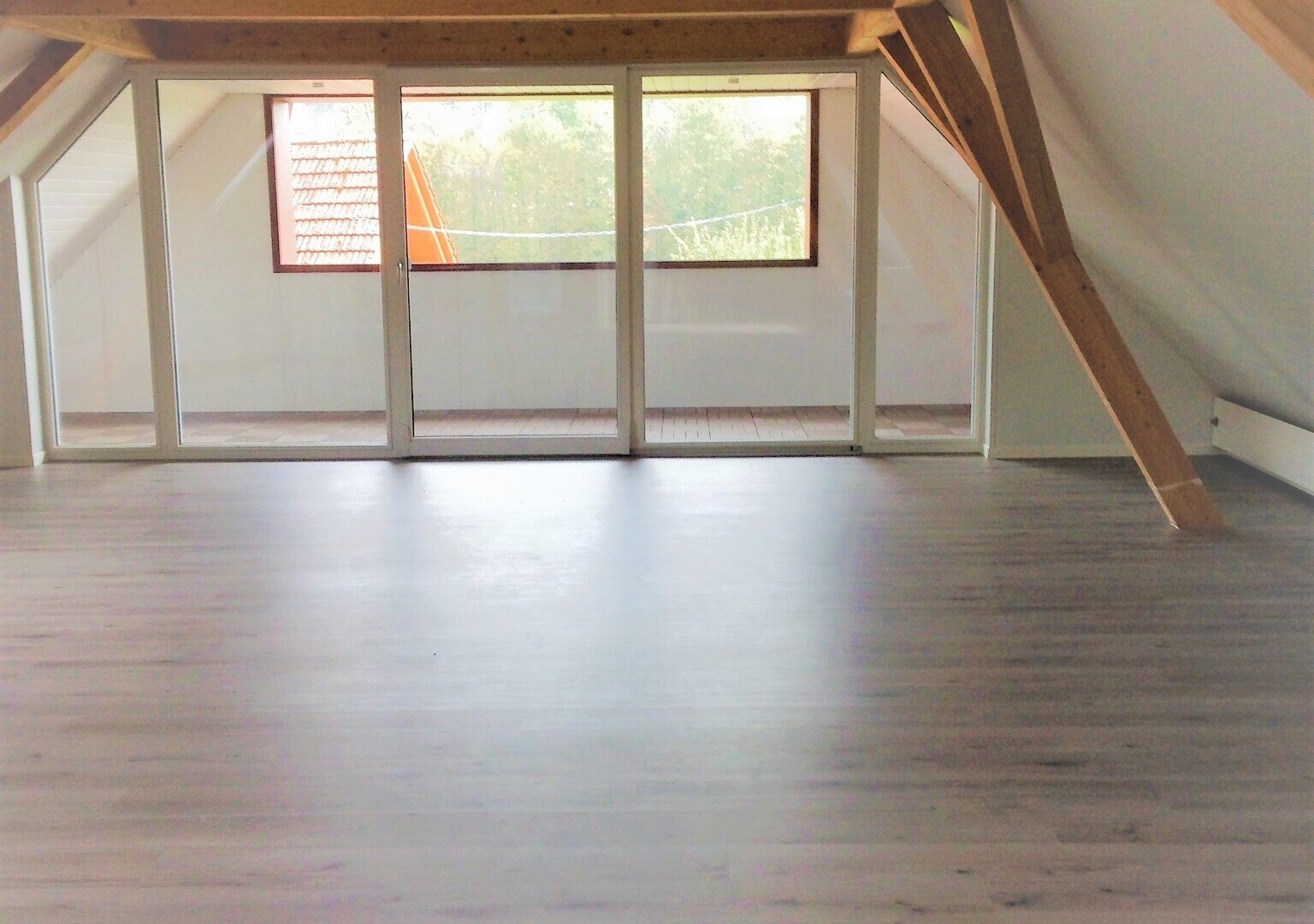 pièce vide avec plafond voûté, lumière naturelle, vaulted ceiling, natural light, et plafond bas