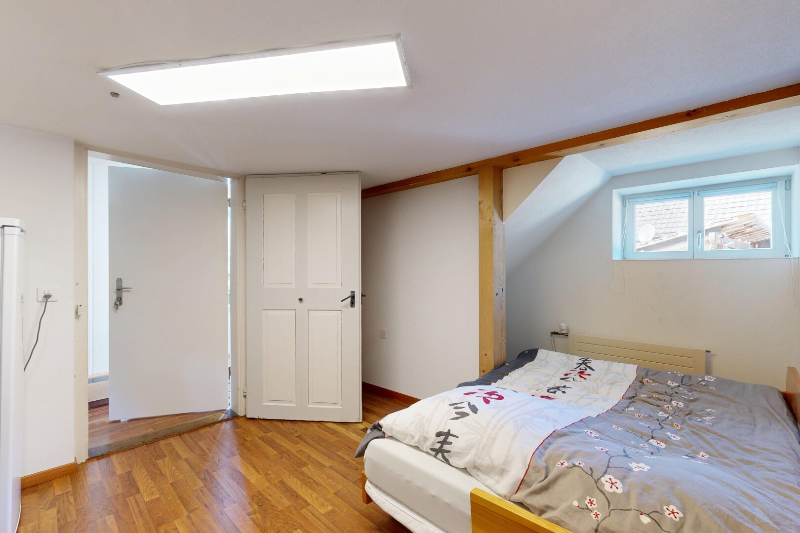 chambre avec low ceiling, plafond bas, natural light, lumière naturelle, et wood finish floor