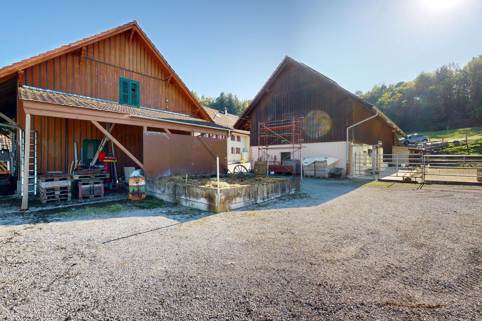 façade avec bardage vertical, structure extérieure, property visible, day time, et bardage en bois