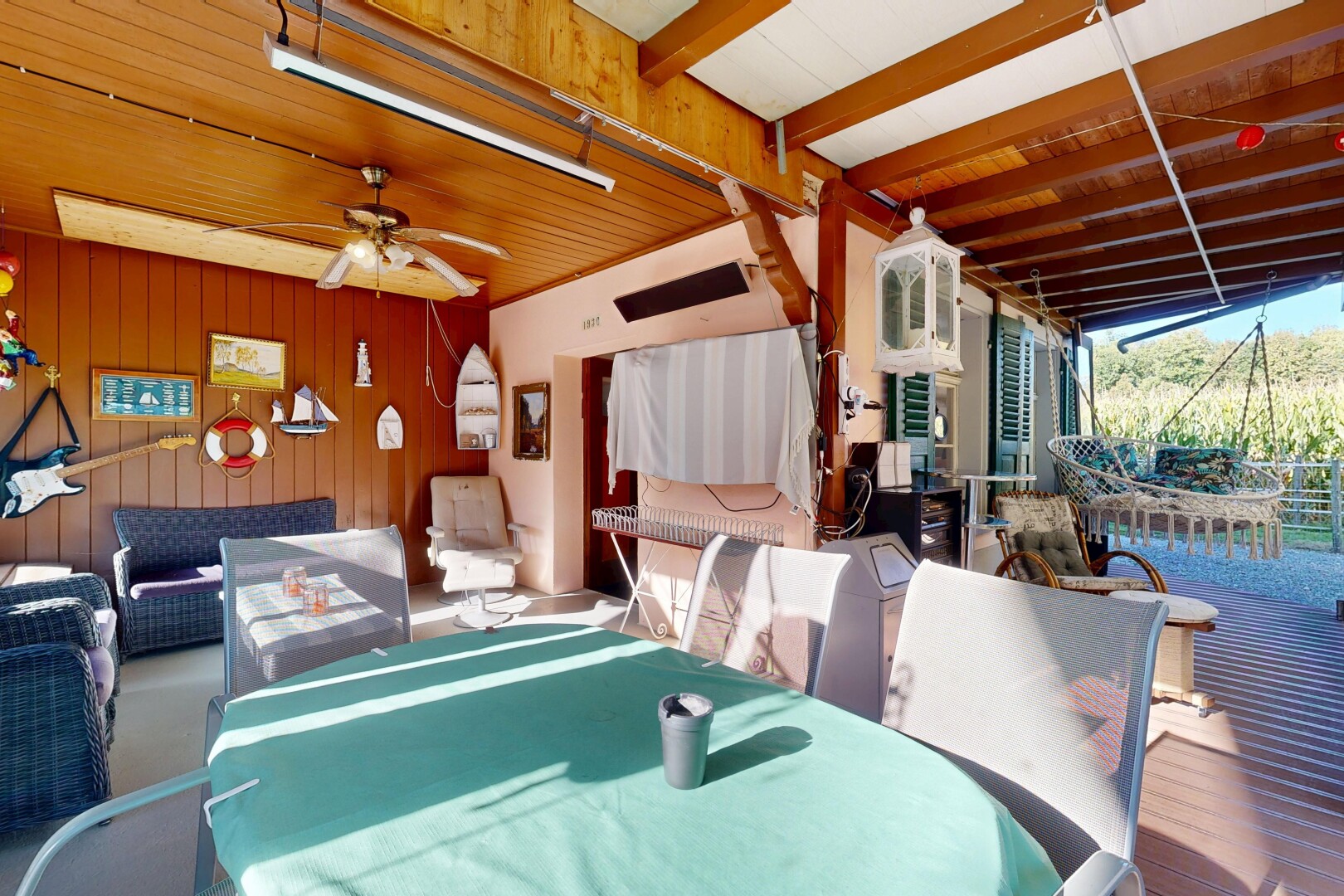 terrasse avec coin repas extérieur, espace de vie extérieur, et ventilateur de plafond