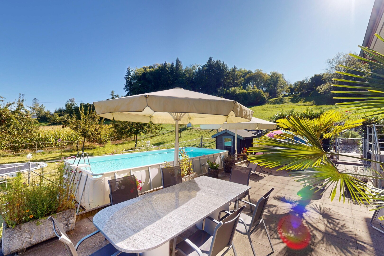 piscine avec coin repas extérieur, piscine, day time, et rampe