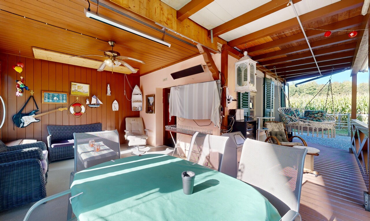 terrasse avec coin repas extérieur, espace de vie extérieur, et ventilateur de plafond