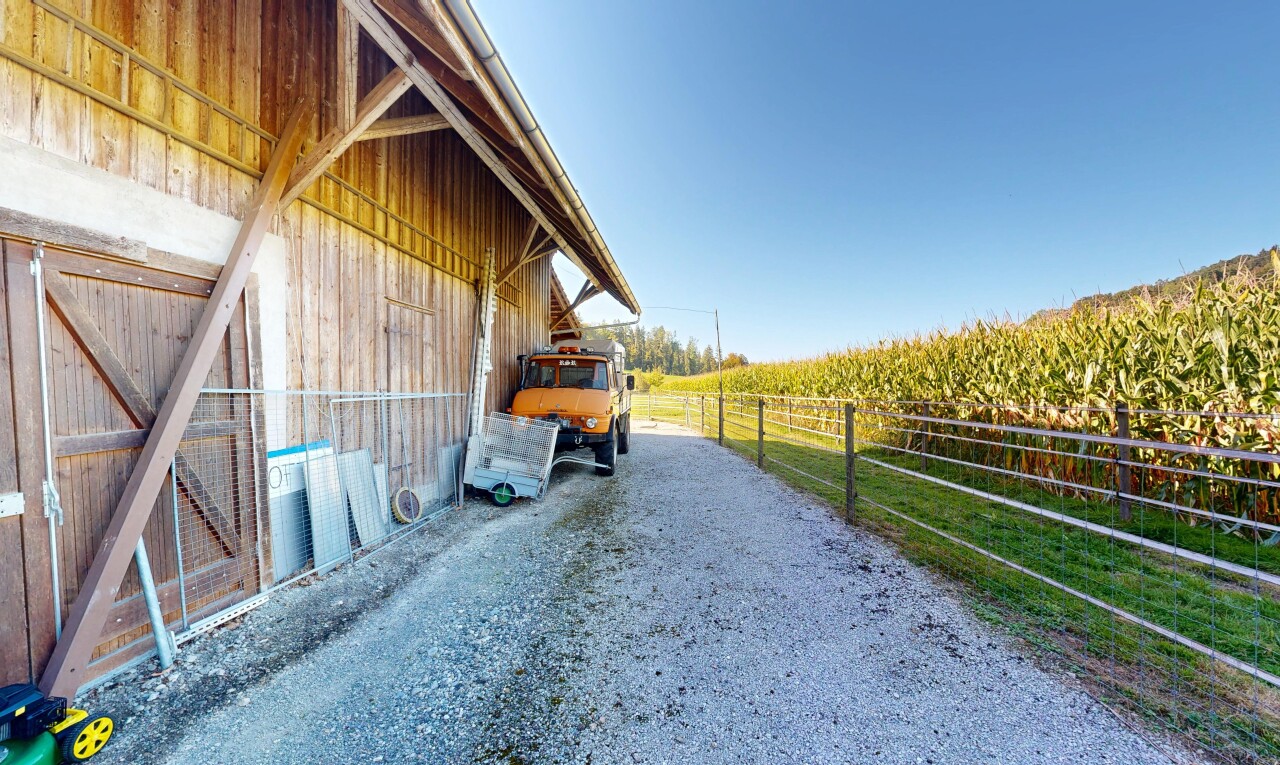 terrasse avec day time, property visible, clôture, rural view, et vue rurale