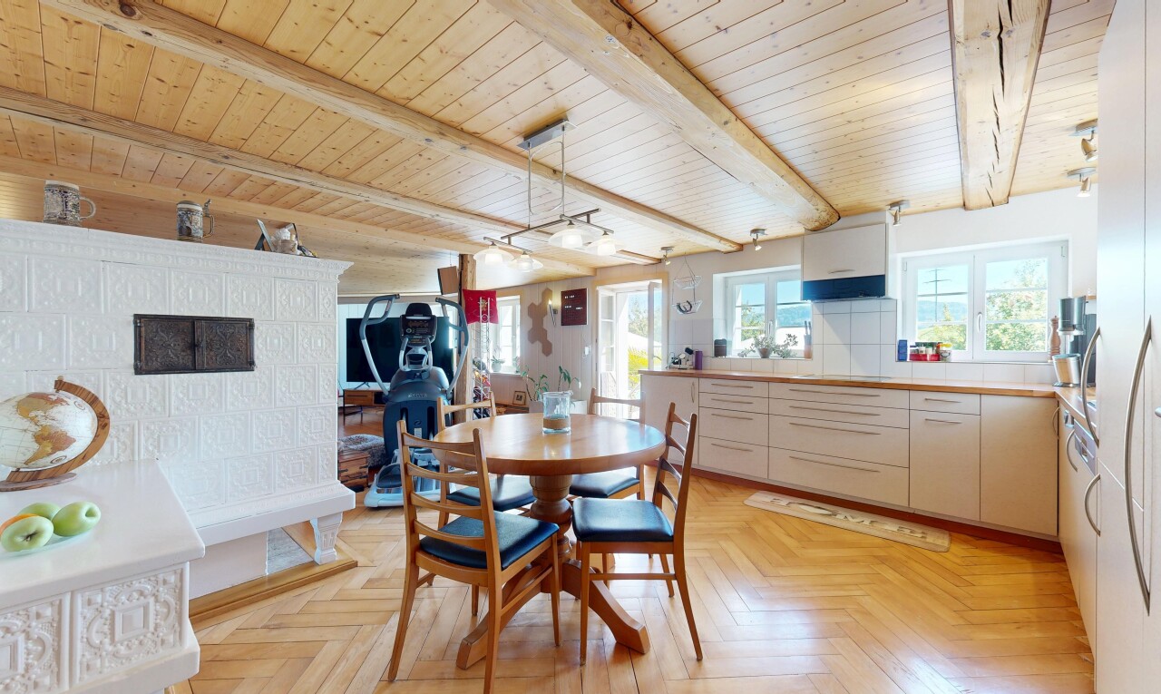 salle à manger avec natural light, lumière naturelle, inside property, beamed ceiling, et plafond à poutres