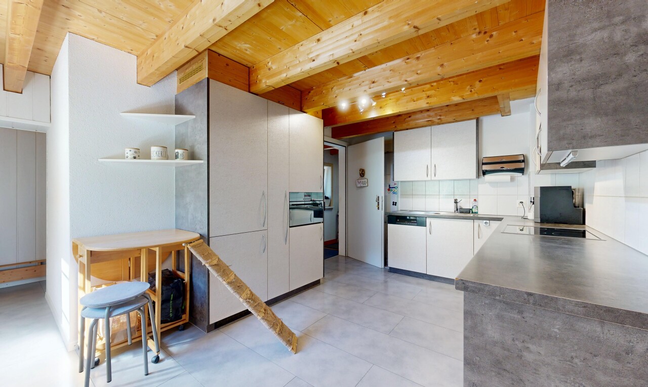 cuisine avec beamed ceiling, plafond à poutres, backsplash, dosseret, et armoires blanches