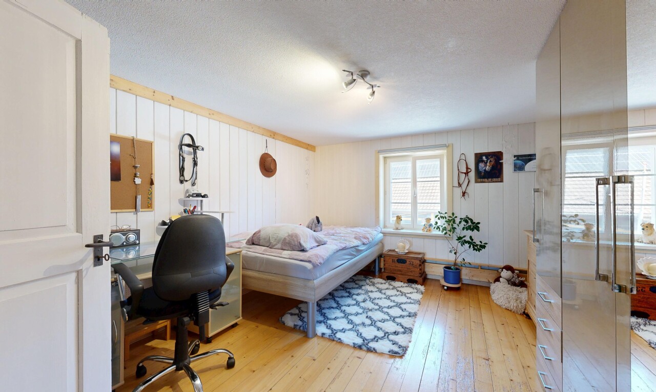 chambre avec sol en finition bois, wood finish floor, inside property, lumière naturelle, et natural light