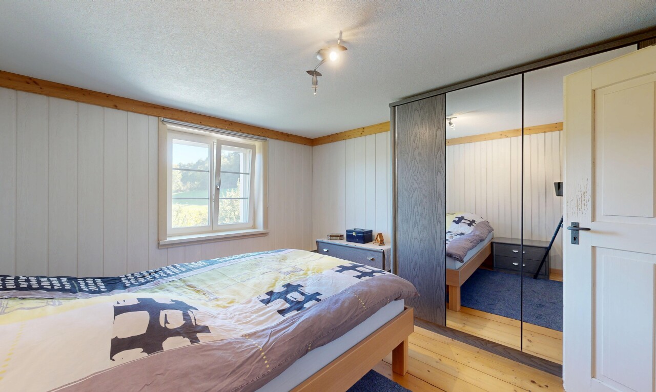 chambre avec sol en finition bois, wood finish floor, lumière naturelle, natural light, et inside property