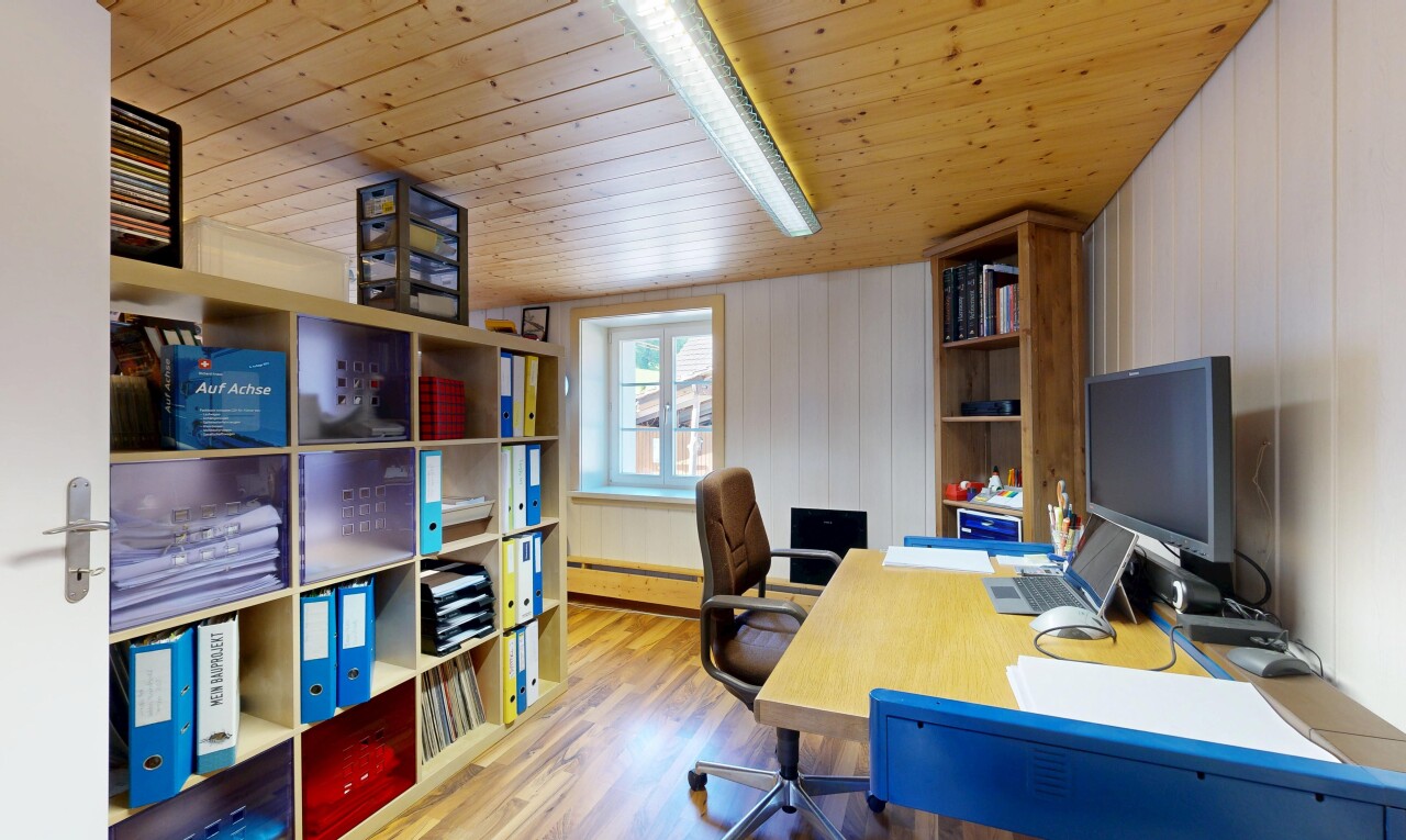 bureau avec natural light, lumière naturelle, wood finish floor, sol en finition bois, et télévision