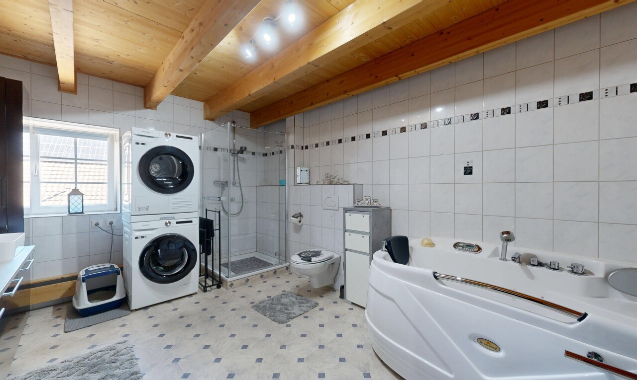 salle de bains avec mur en carrelage, tile wall, salle de bain complète, toilette, et sol en vinyle