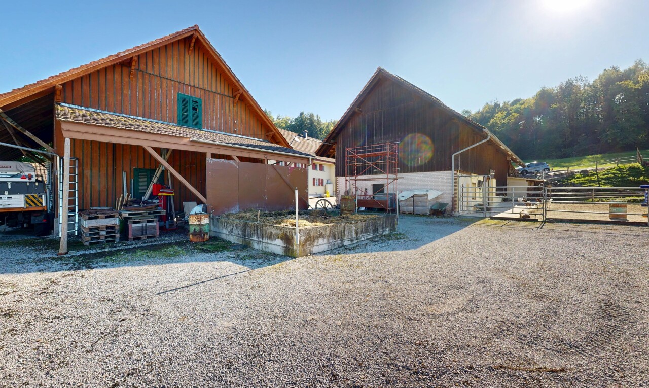 façade avec bardage vertical, structure extérieure, property visible, day time, et bardage en bois