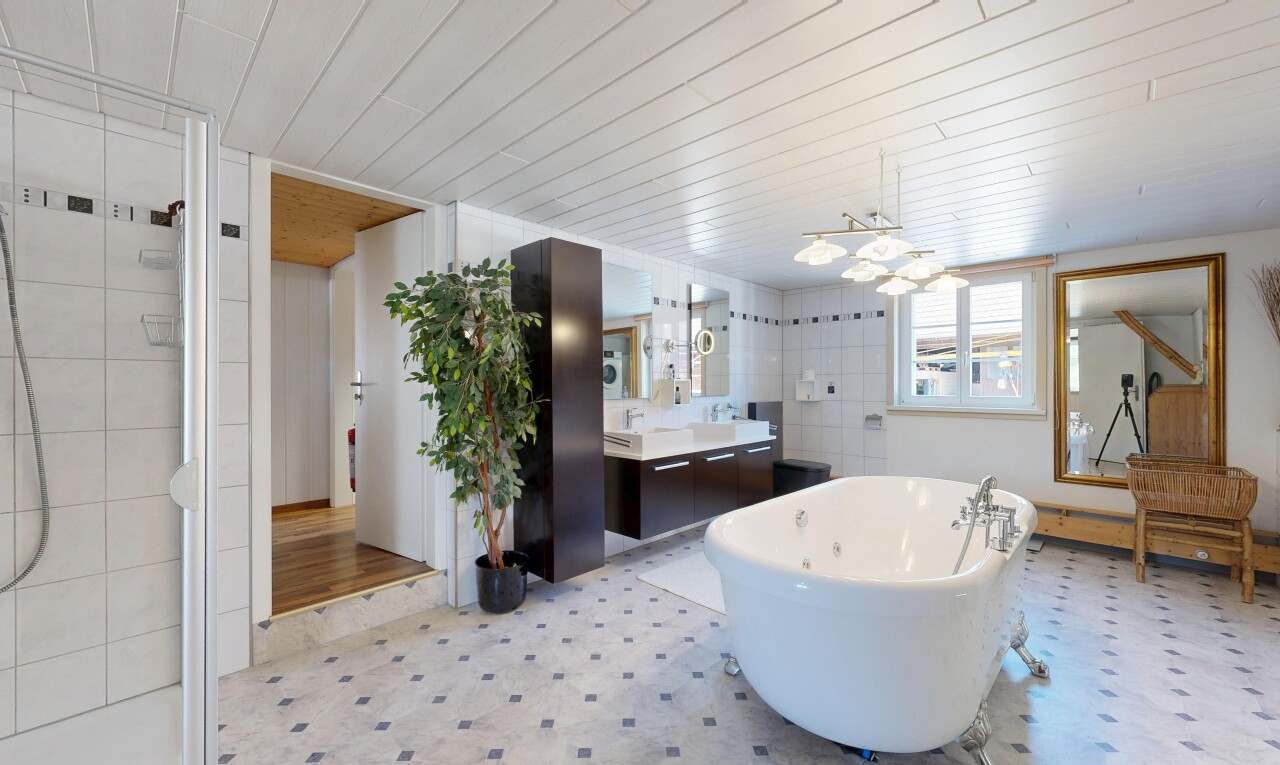 salle de bains avec miroir, salle de bain complète, bain, lavabo (ou coiffeuse selon le contexte), et vinyl floor