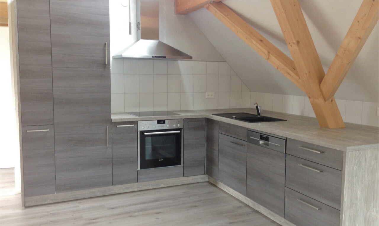 cuisine avec hotte, inside property, four, beamed ceiling, et plafond à poutres