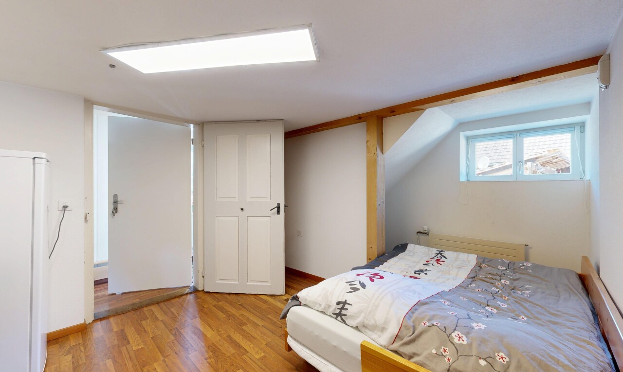 chambre avec low ceiling, plafond bas, natural light, lumière naturelle, et wood finish floor