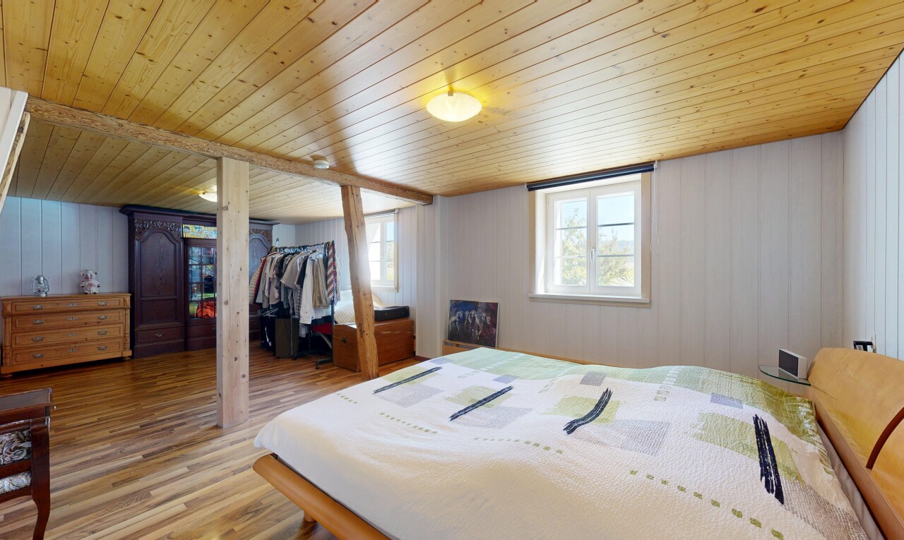 chambre avec wood finish floor, sol en finition bois, natural light, lumière naturelle, et inside property