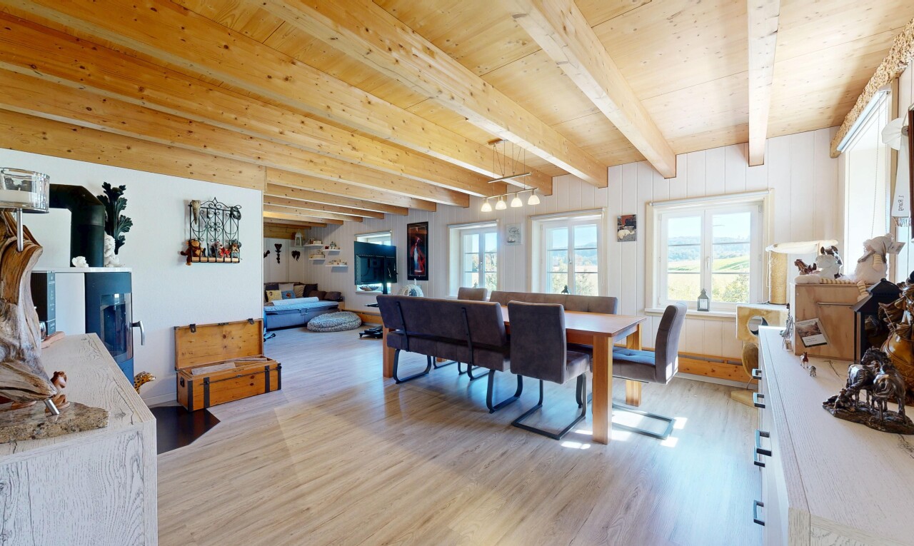 salle à manger avec lumière naturelle, natural light, plafond à poutres, beamed ceiling, et sol en finition bois