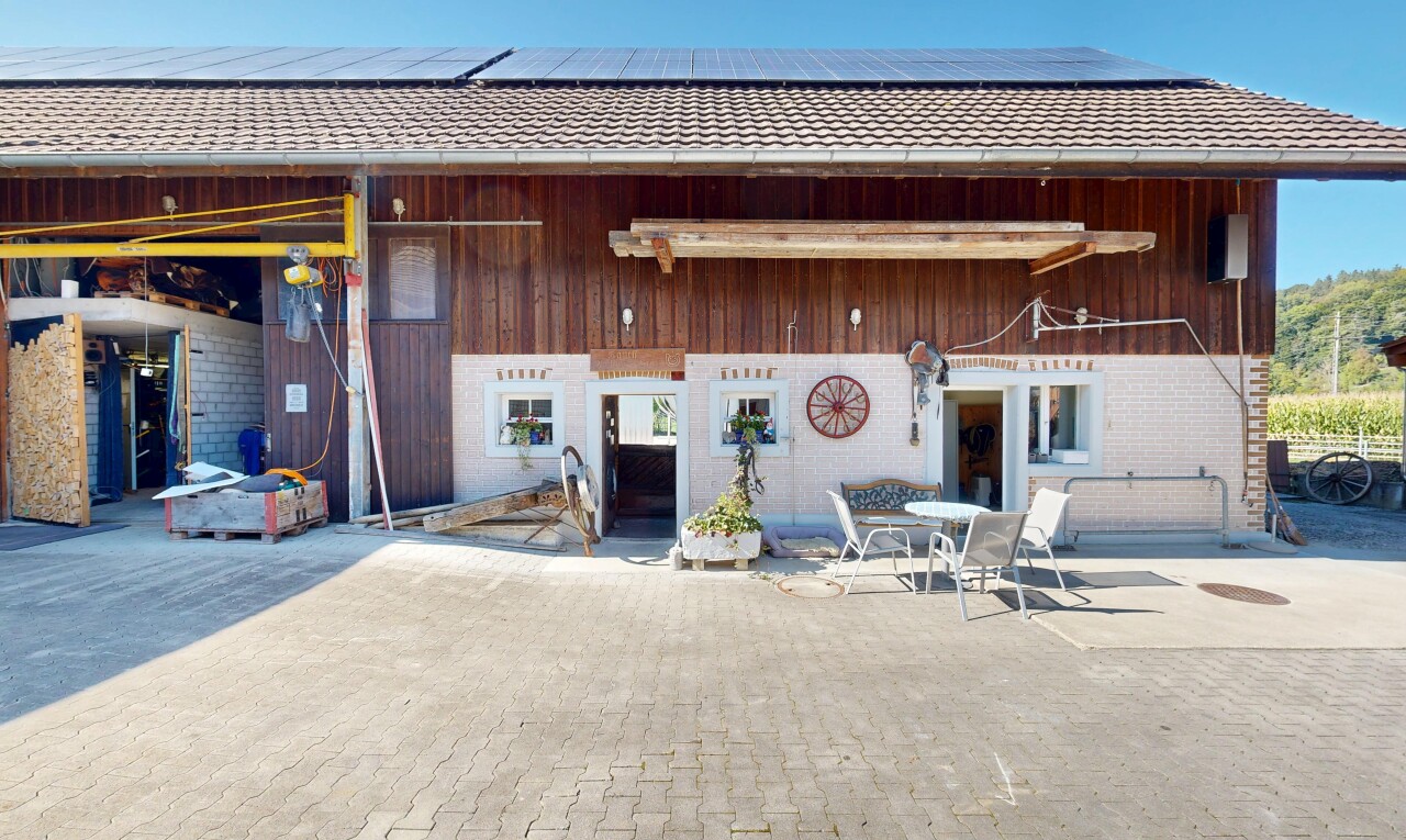 façade avec bardage vertical, panneaux solaires, day time, bardage en bois, et property visible