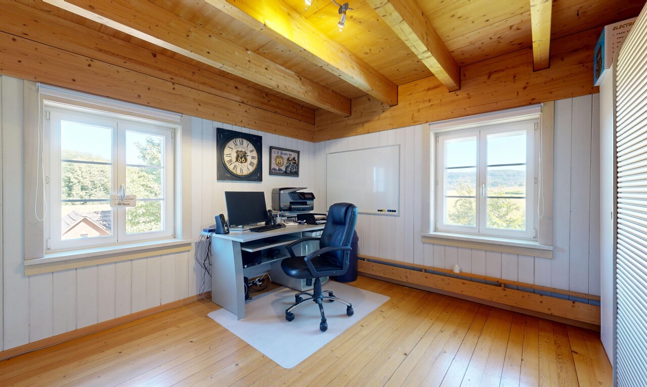 bureau avec sol en finition bois, wood finish floor, lumière naturelle, natural light, et radiateur à plinthe