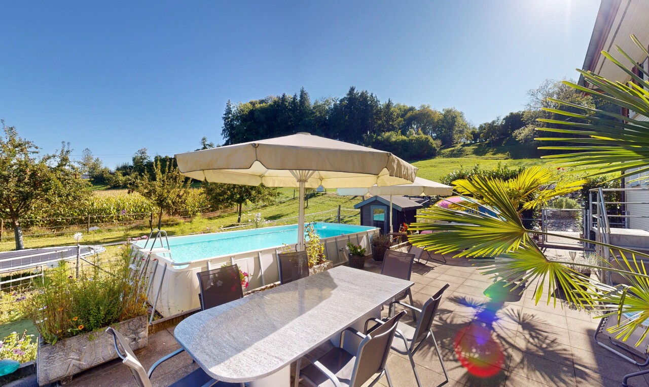 piscine avec coin repas extérieur, piscine, day time, et rampe