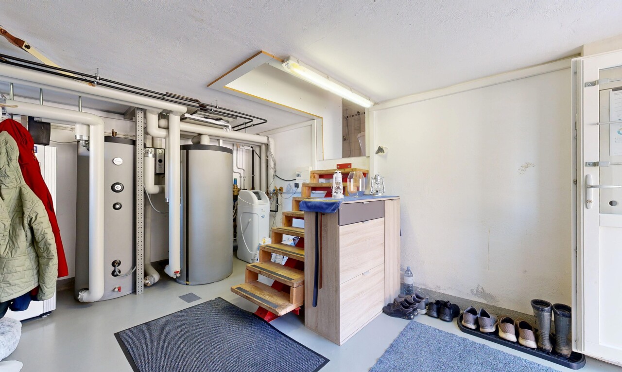 détails avec chauffe-eau, inside community, appliance, ceiling, et power working