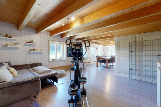 wohnzimmer mit beamed ceiling, natural light, balkendecke, natürliches licht, und wood finish floor