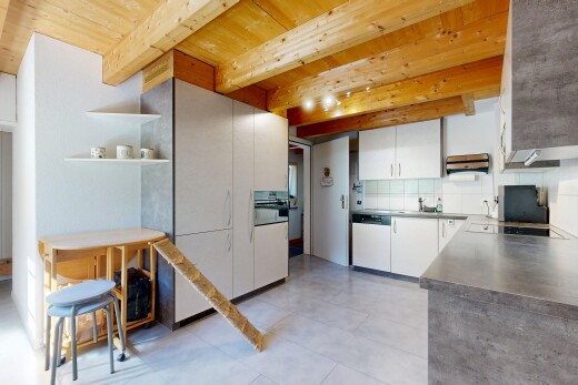 küche mit beamed ceiling, balkendecke, küchenrückwand beim Herd, küchenrückwand beim herd, und weiße schränke