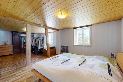 zimmer / schlafzimmer mit wood finish floor, holzfußboden, natural light, natürliches licht, und inside property