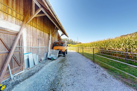 terrasse mit day time, property visible, zaun, rural view, und ländliche aussicht