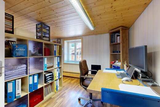 büro mit natural light, natürliches licht, wood finish floor, holzfußboden, und fernseher