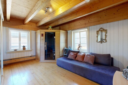 wohnzimmer mit holzfußboden, wood finish floor, holzwand, wood wall, und natürliches licht