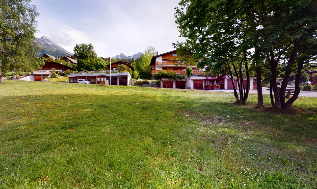 cour avec vue sur la montagne et pelouse