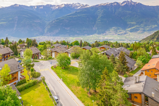 bergaussicht mit einem hof