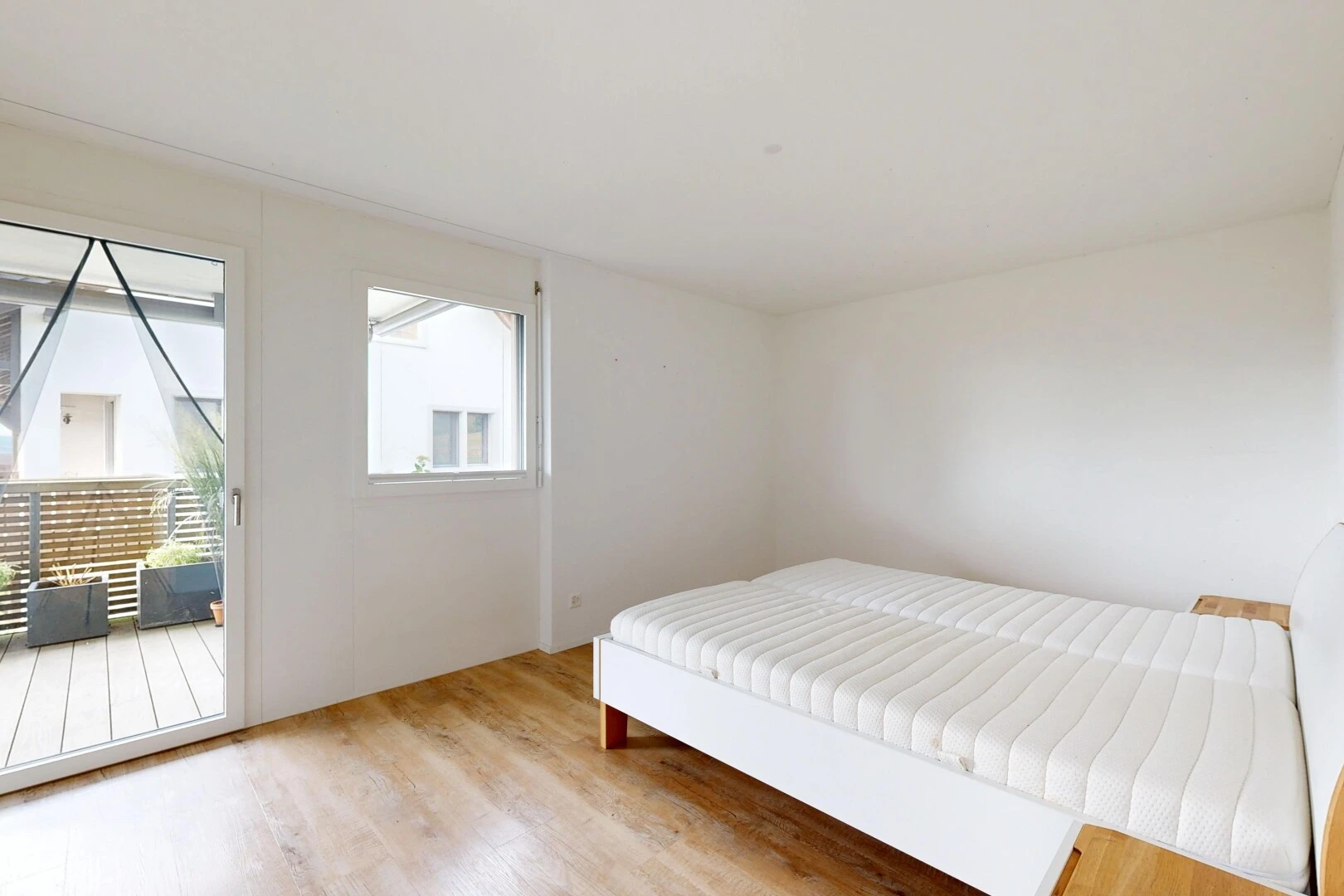 zimmer / schlafzimmer mit außenzugang, holzfußboden, wood finish floor, light floor, und natürliches licht